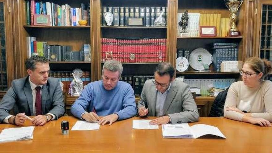 El alcalde cañicense firmó la póliza en el Ayuntamiento. // D.P.