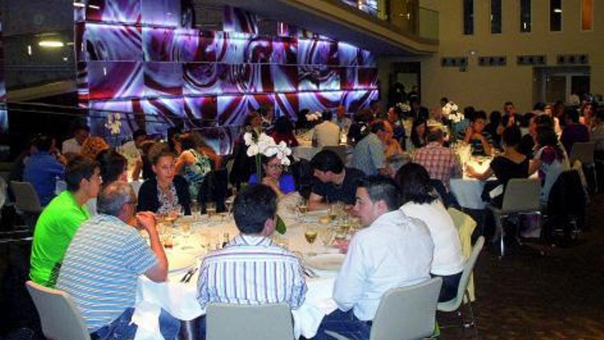 Mesas repletas de comensales durante la cena de clausura en Valbusenda.