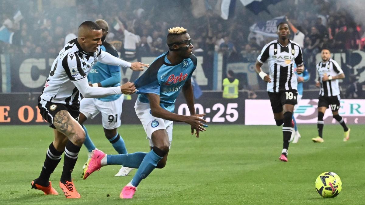 Rodrigo Becao agarra a Victor Osimhen durante el partido entre el Udinese y el Nápoles