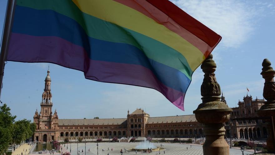 Bandera arcoiris izada en la Plaza de España de Sevilla con motivo del Día del Orgullo LGTBI.