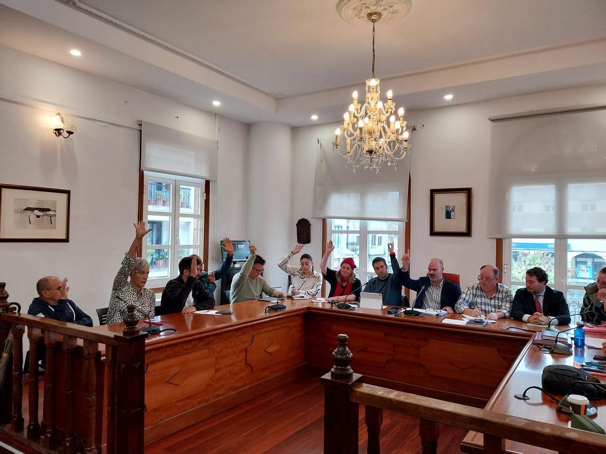 La votación de los presupuestos de 2025 en el pleno de Bueu, celebrado en octubre.