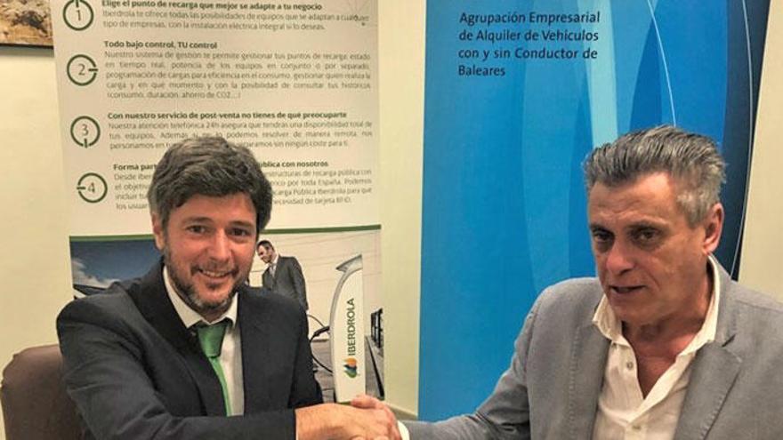 Miquel Cardona (Iberdrola) y Ramón Reus (AEVAB) tras la firma del convenio.