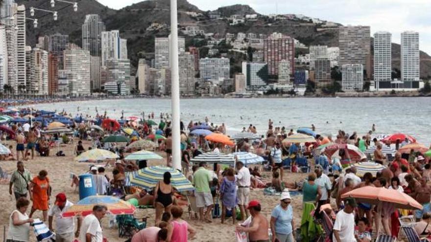 Imagen de la playa de Levante de Benidorm el pasado 12 de octubre, muy concurrida de turistas.