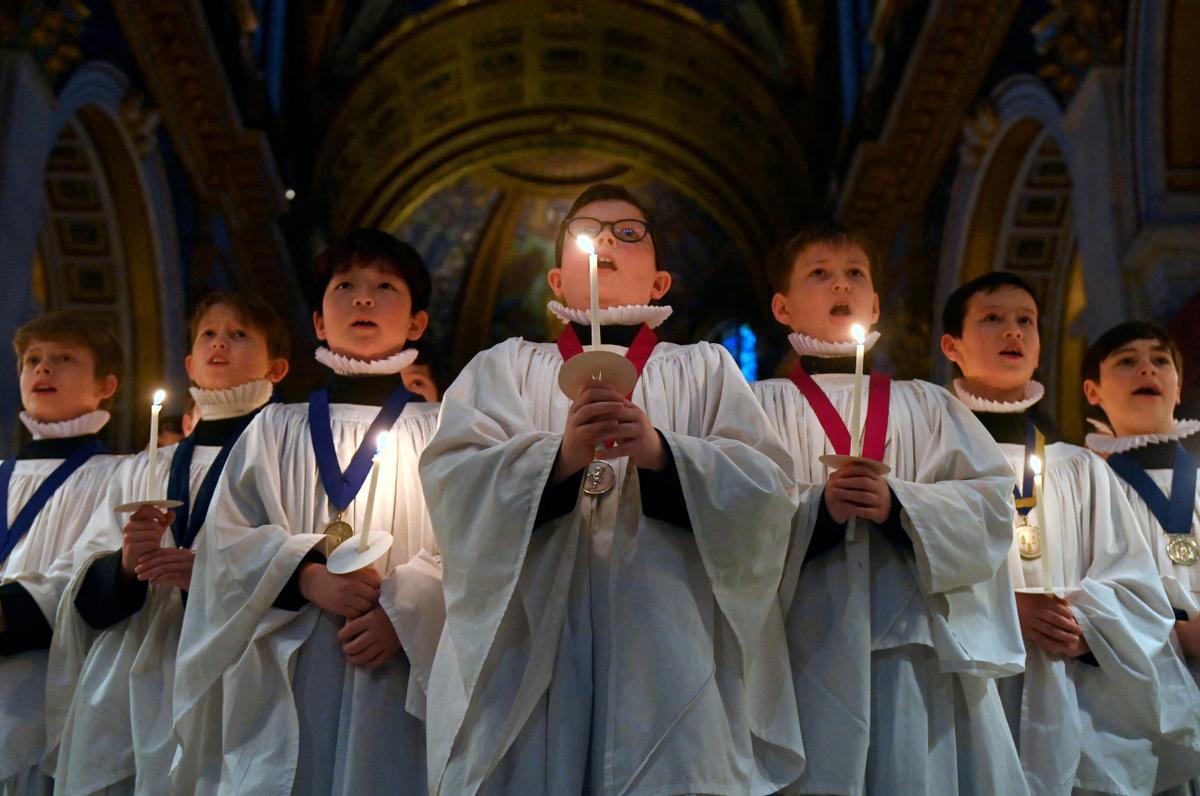Los niños del Coro de la catedral de St. Paul, durante el servicio navideño.