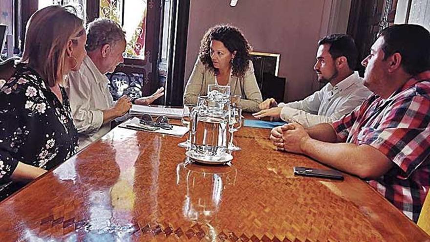 Un momento de la reuniÃ³n entre Consell y representantes de Sant LlorenÃ§.