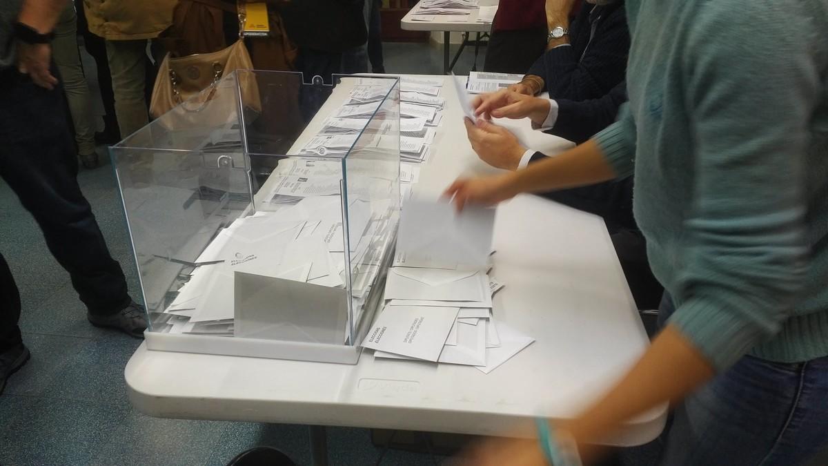 Momento del recuento de votos en un colegio electoral del Casal de Barri Les Esmandies, en Mataró.