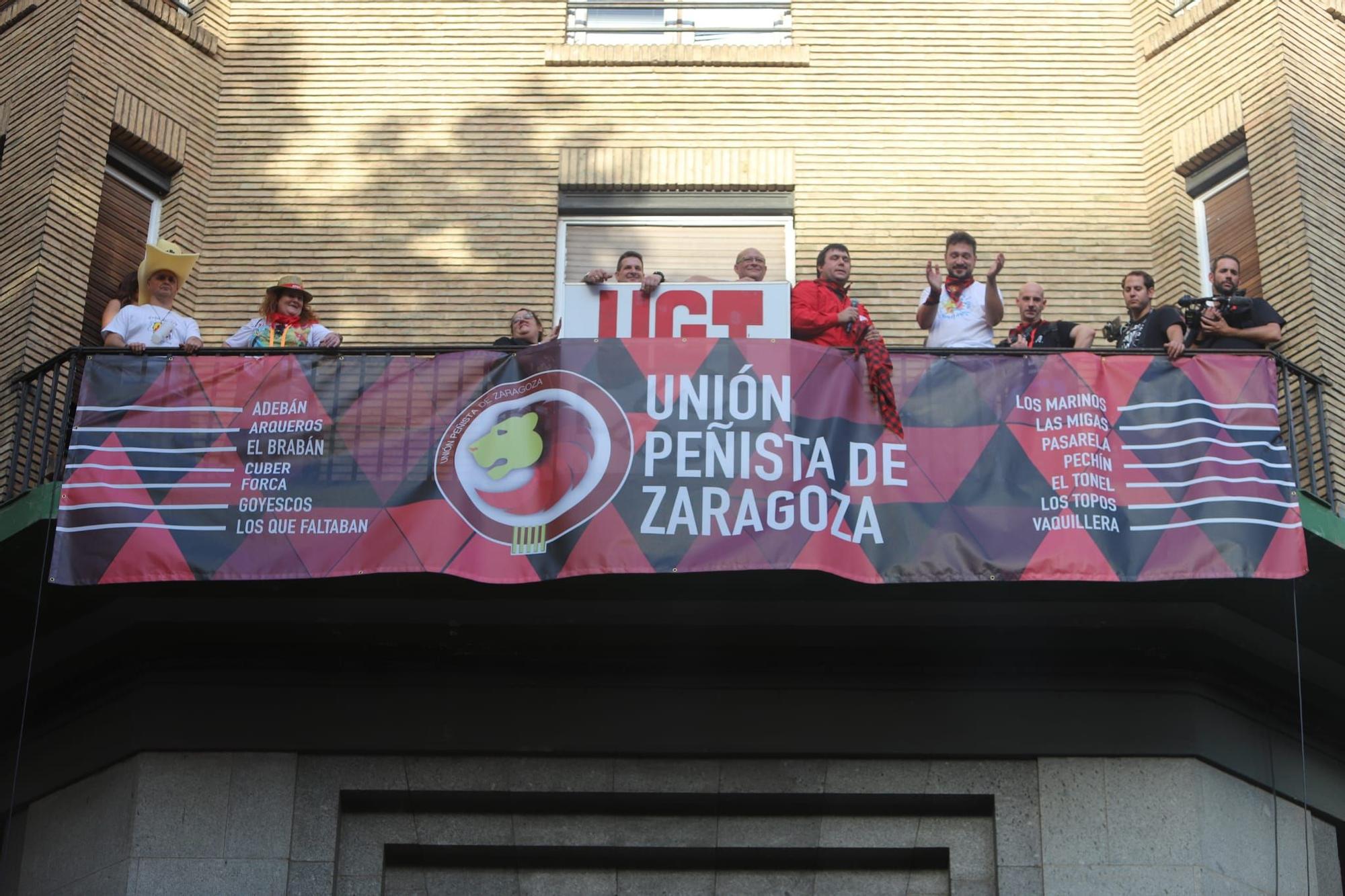 El pregón de Interpeñas ha vuelto a llenar de color y fiesta las calles de Zaragoza