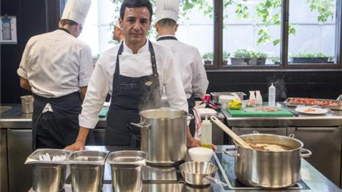 Raül Balam, en las cocinas del restaurante Moments. Foto: Ferran Sendra
