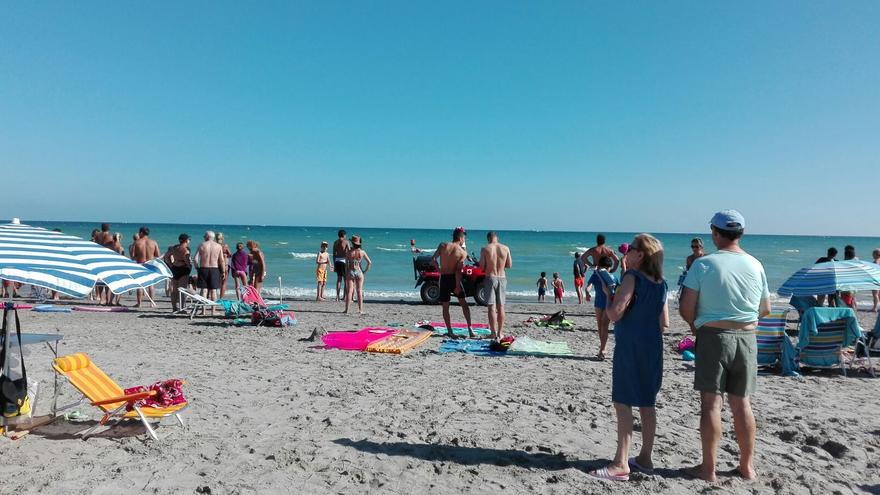 Fallece un hombre en una playa de Santa Pola tras pedir auxilio en el agua