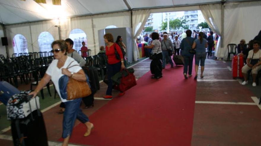 Los pasajeros de dirigen a los autobuses para trasladarse desde Gandia a Valencia.