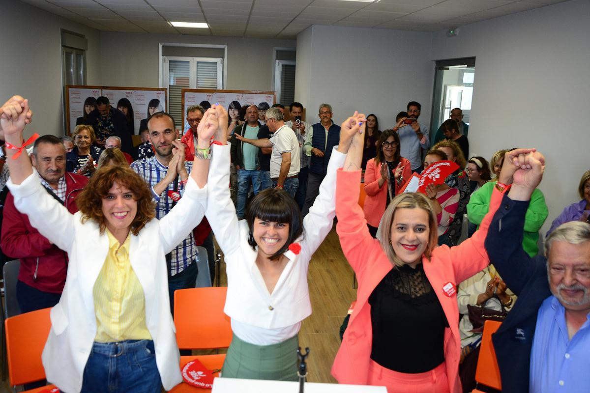 El fin de campaña del PSOE de Cangas con su candidata, Iria Malvido, acompañada por la diputada Leticia Gallego.