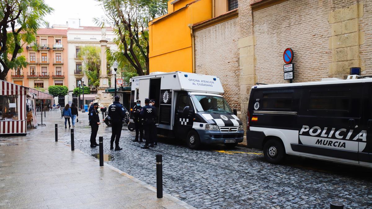 Agentes, en las inmediaciones de Santa Catalina.