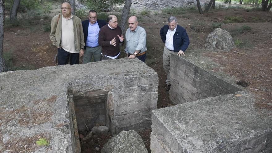 Visita a una de las trincheras de Moncada por parte de un grupo memorialista