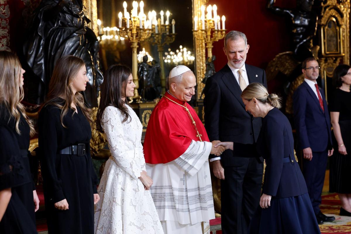 La presidenta de la Junta de Extremadura saluda al Santo Padre durante la recepción oficial celebrada en el Palacio Real de Madrid, en el inicio de su visita a España.