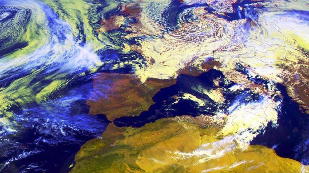 La imagen de satélite tomada esta mañana ya muestra la llegada de nubes desde el Atlántico