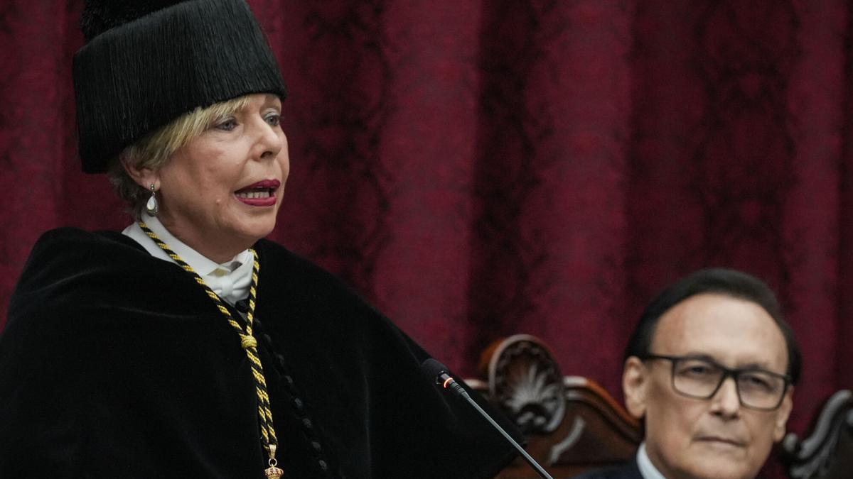 La nueva rectora de la US, Carmen Vargas; y el consejero de Universidad, José Carlos Gómez Villamandos; durante la toma posesión como primera rectora de la Universidad de Sevilla en sus 520 años de historia.