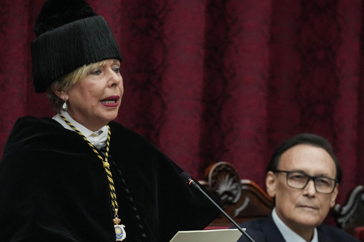 La rectora de la US, Carmen Vargas; y el consejero de Universidad, José Carlos Gómez Villamandos; durante la toma posesión como primera rectora de la Universidad de Sevilla en sus 520 años de historia.