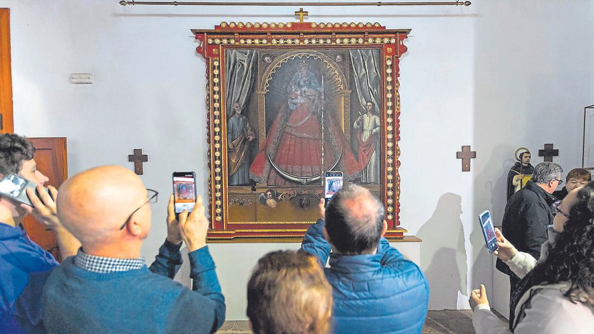 Vecinos fotografían el óleo restaurado de la Virgen de Candelaria