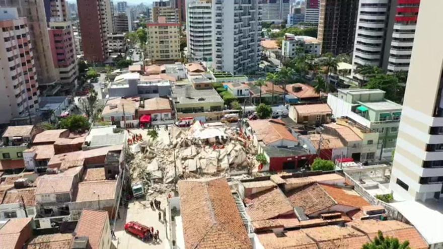Buscan a nueve desaparecidos tras derrumbe de un edificio en Brasil