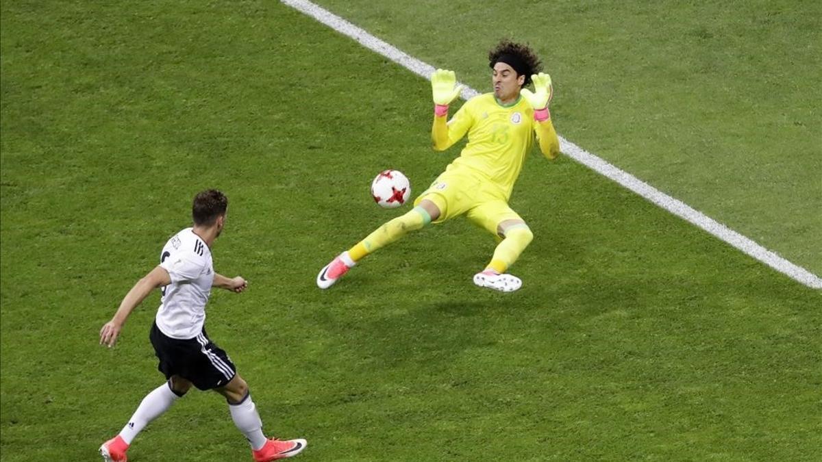 Goretzka supera a Ochoa y marca el segundo gol de Alemania