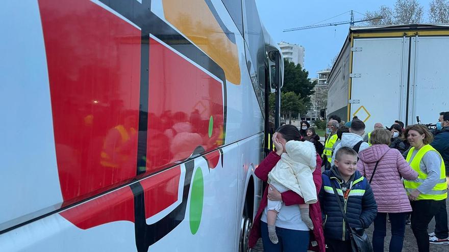 Llegan a Mallorca 73 refugiados ucranianos tras recorrer miles de kilómetros en autobús y furgonetas