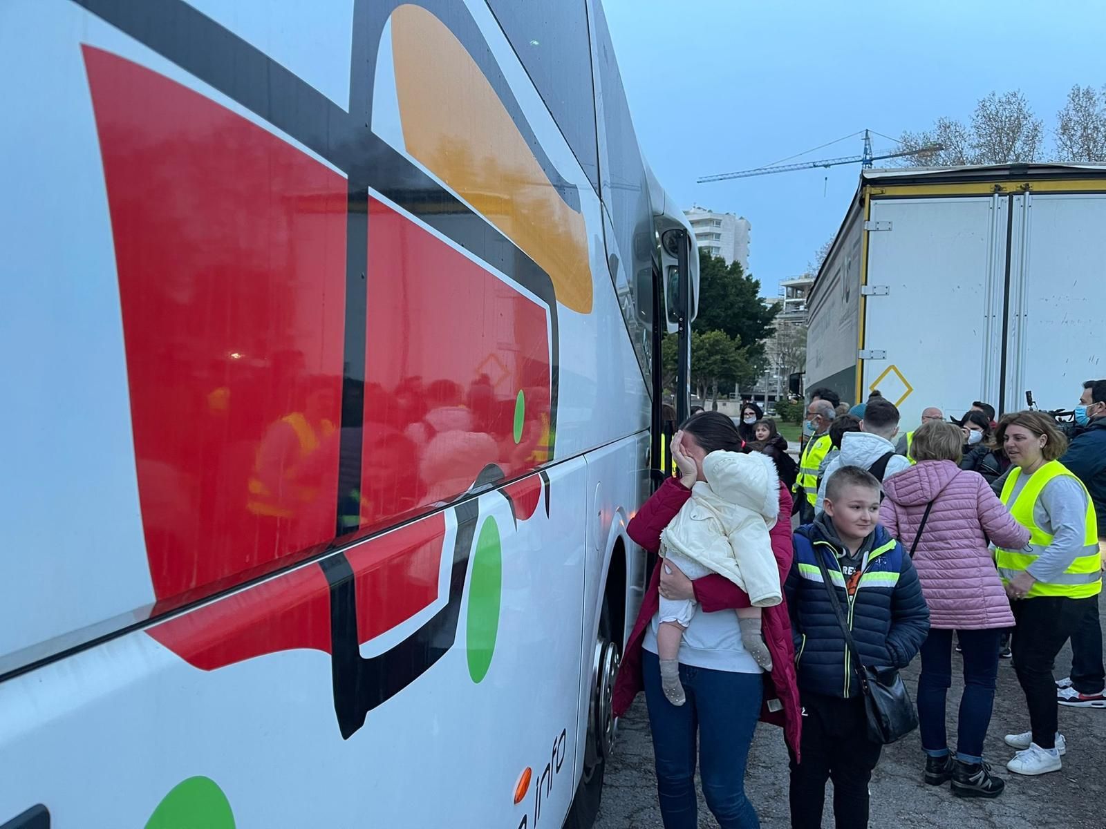 Llegan a Mallorca 73 refugiados ucranianos tras recorrer miles de kilómetros en autobús y furgonetas