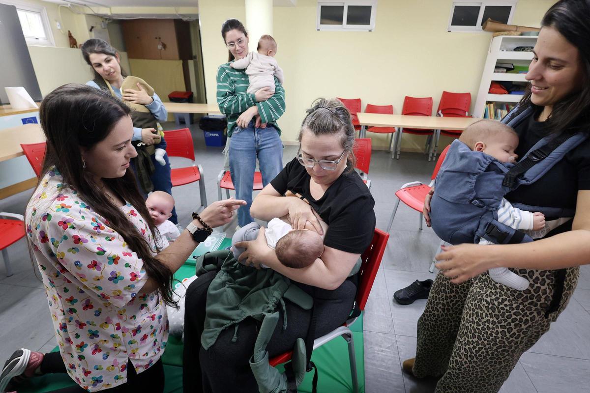 Las cuatro mamás participantes con sus bebés, ayer en la primera sesión organizada en la Casa Rosada.