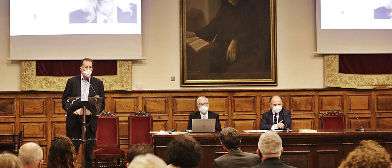 El acto de ayer en el Aula Magna de la Universidad, con Gonzalo Orejas en el atril y Francisco Javier García y el rector, Ignacio Villaverde, sentados a su izquierda. | Fernando Rodriguez