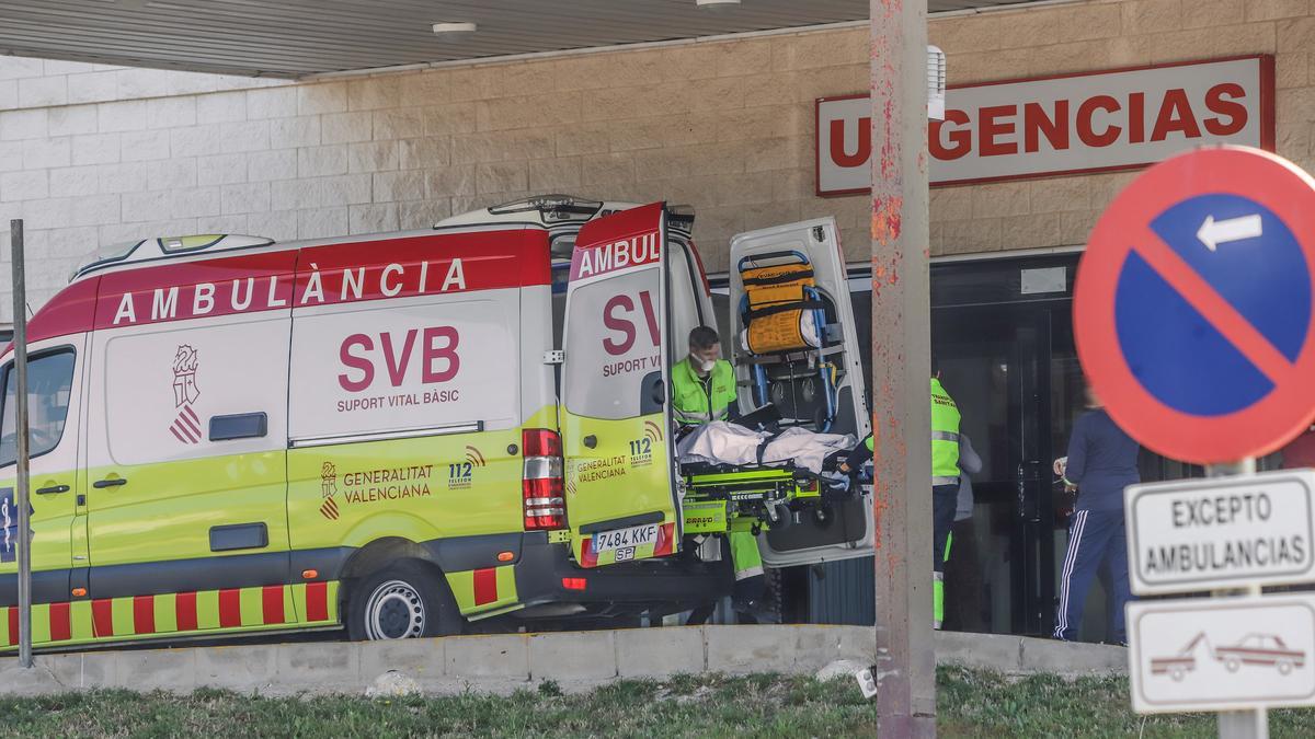 Una ambulancia traslada a un enfermo a Urgencias del Hospital Vega Baja