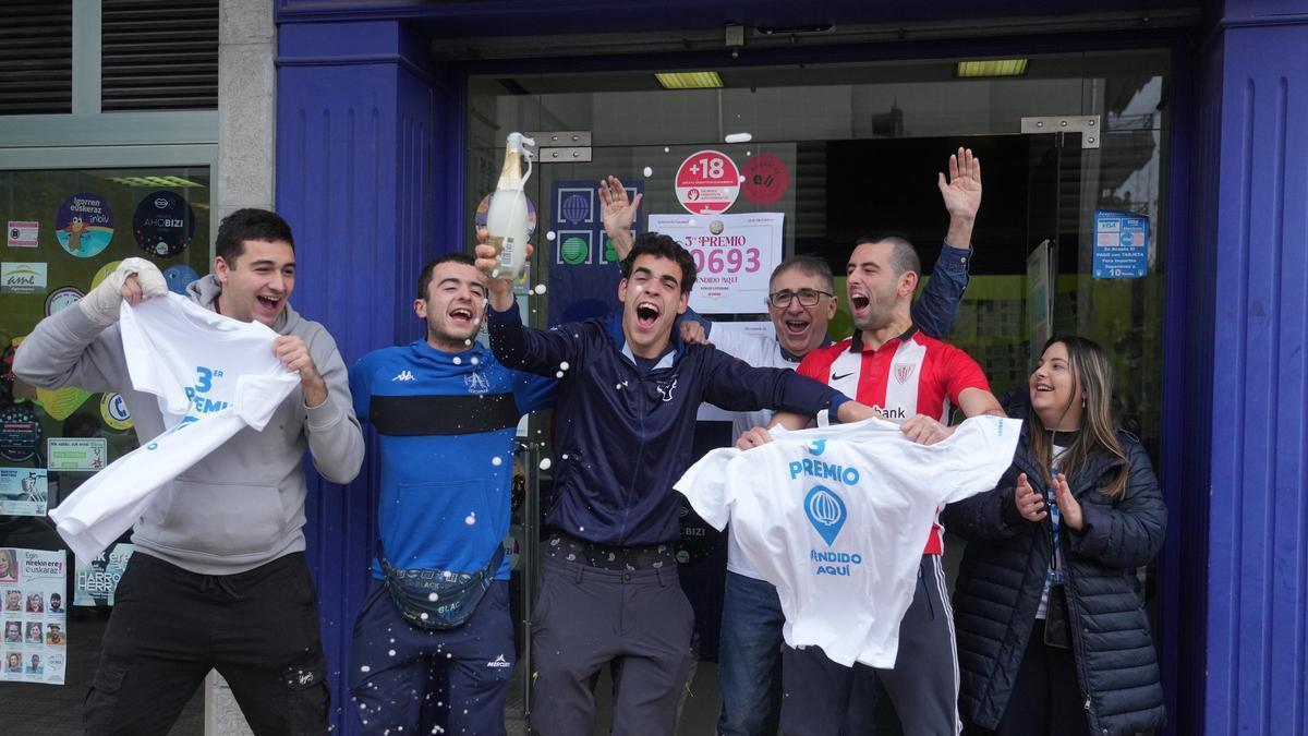 Vecinos de Igorre (Bizkaia) celebran el tercer premio del Sorteo de Navidad.