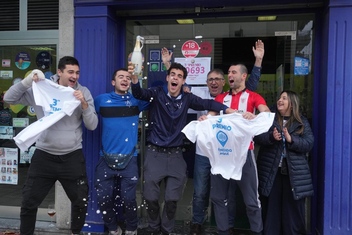 Vecinos de Igorre (Bizkaia) celebran el tercer premio del Sorteo de Navidad.