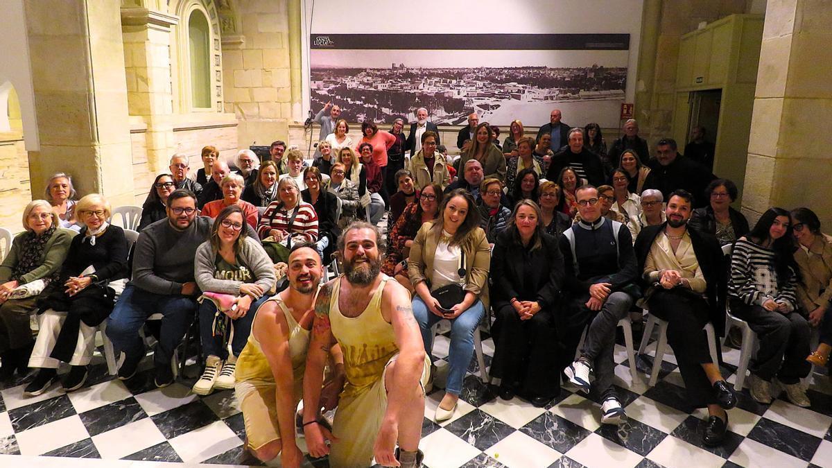 Los actores de "Ñaque" junto con el público en Las Clarisas hace días
