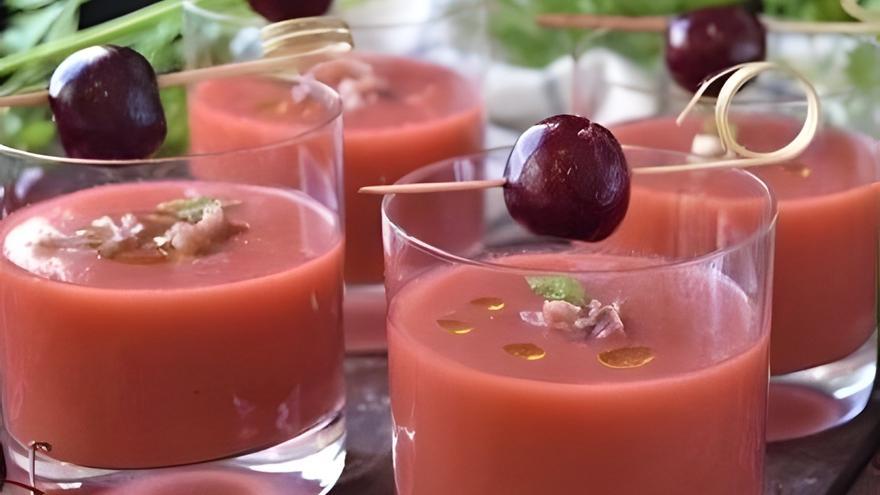 Aprende a preparar un refrescante y sorprendente gazpacho de cerezas, una receta llena de sabor y color