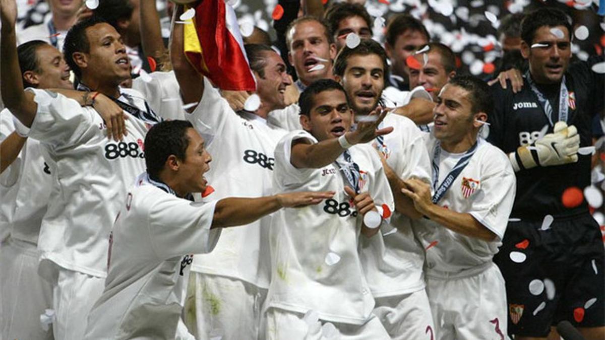 Alves y Adriano ganaron la Supercopa de Europa 2006 con el Sevilla derrotando al Barça