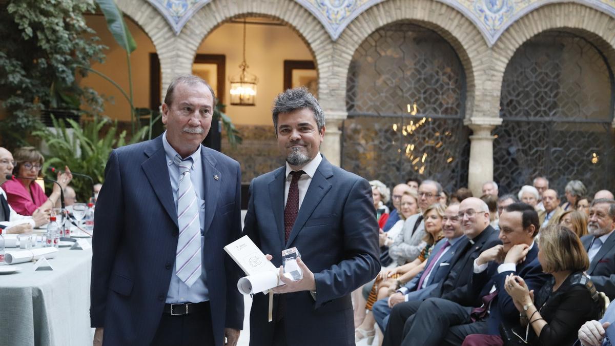 El director de Diario CÓRDOBA, Rafael Romero, recoge la distinción.