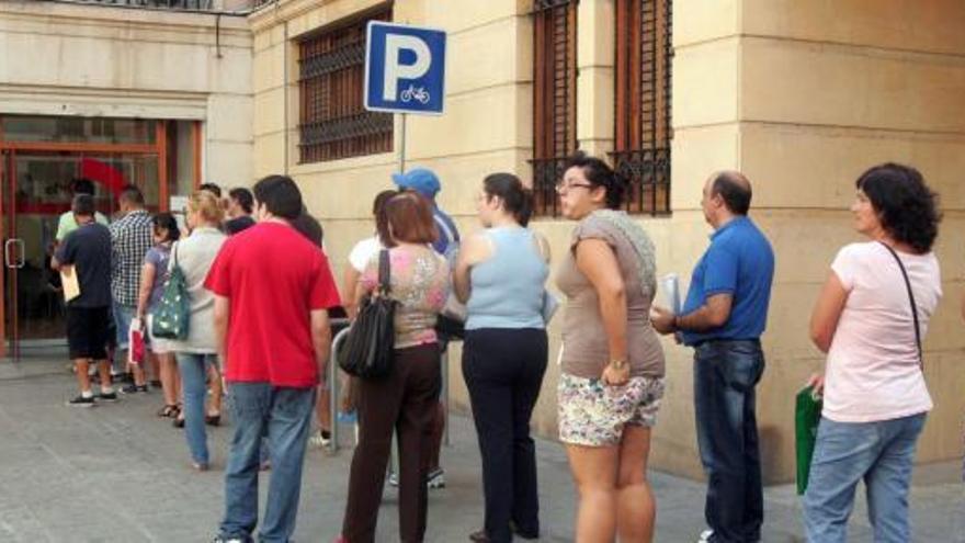 En torno a una veintena de personas hacía cola ayer, a media mañana, a las puertas del Pacto Local por el Empleo para inscribirse en los cursos o en la bolsa de trabajo.