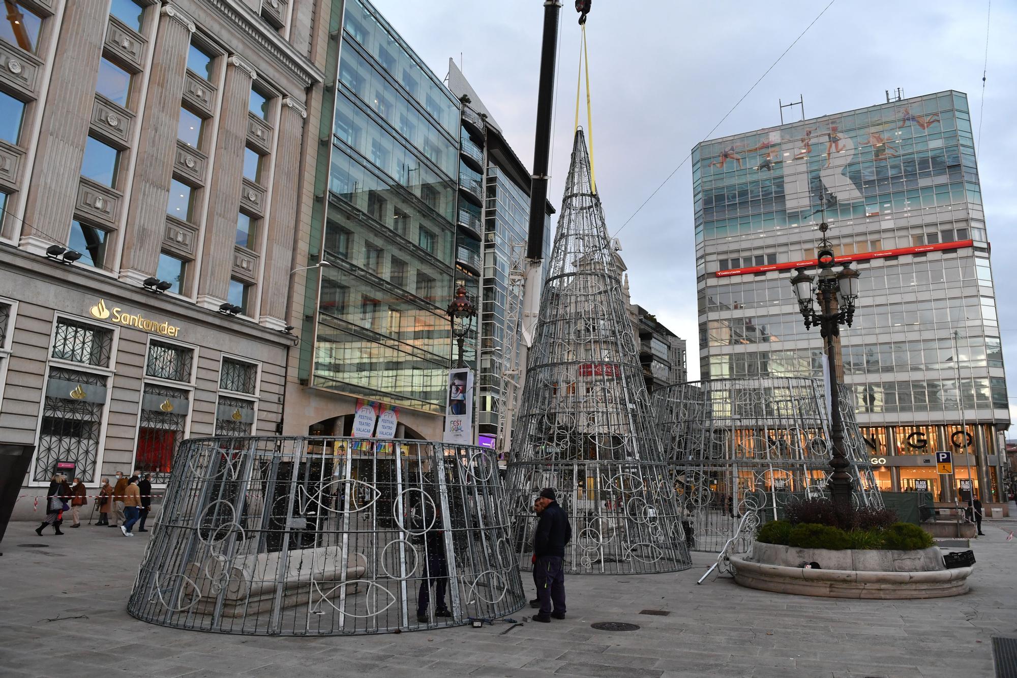 Montaje del árbol navideño en el Obelisco