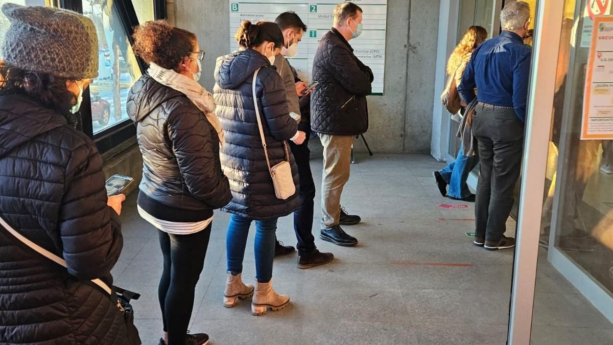 Ciudadanos hacen cola para vacunarse