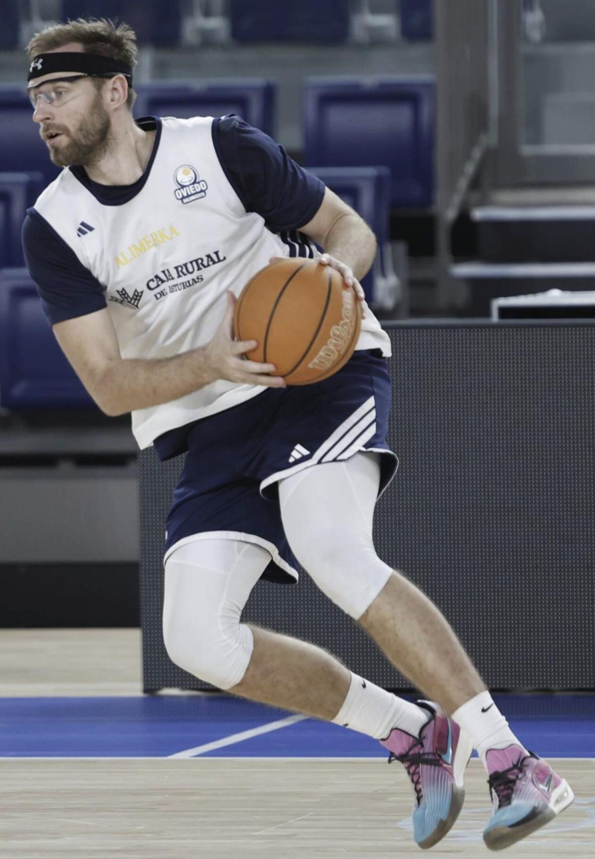 Calvin Hermansson, durante un entrenamiento en el Palacio.  |