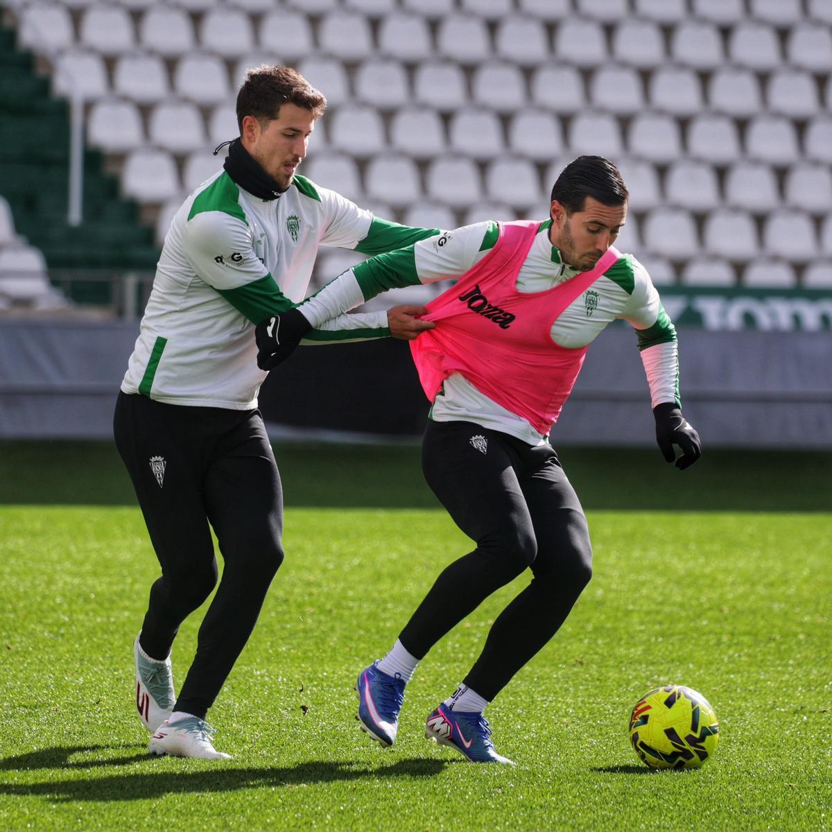 Pedro Ortiz y Sergi Guardiola pugnan por el esférico en un entrenamiento.