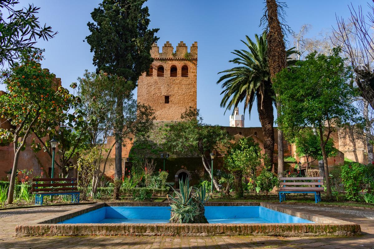 Jardín con una fuente de agua dentro de la Kasbah de Chefchaouen.