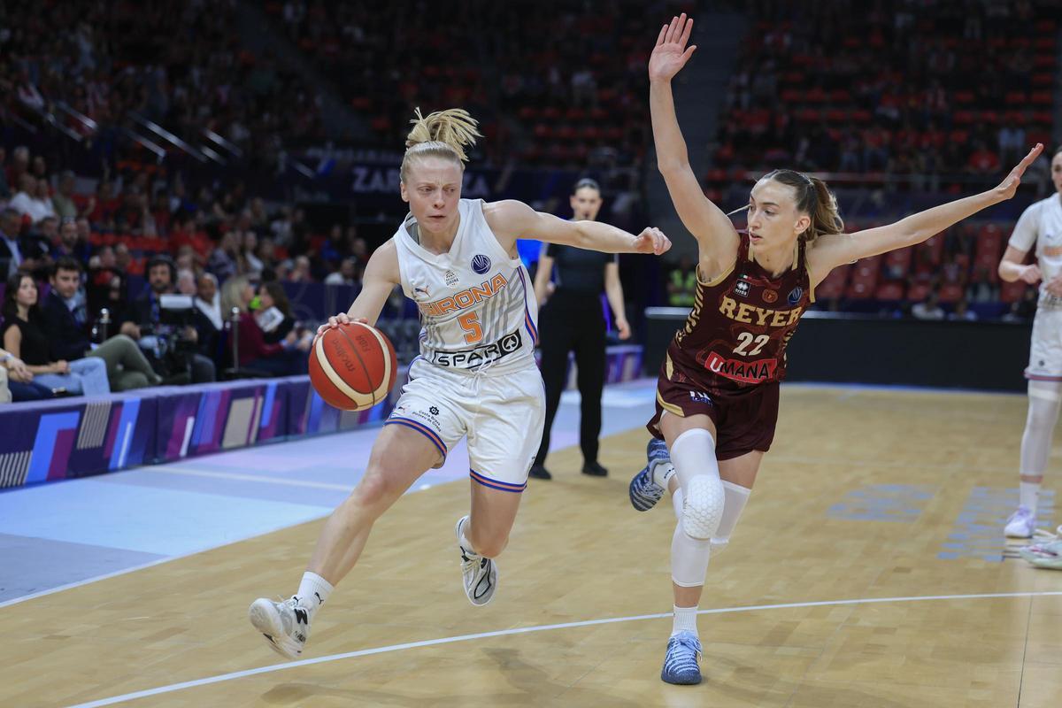 Klara Holm, jugadora del Spar Girona, avance durante el triunfo ante el Venecia en Zaragoza.