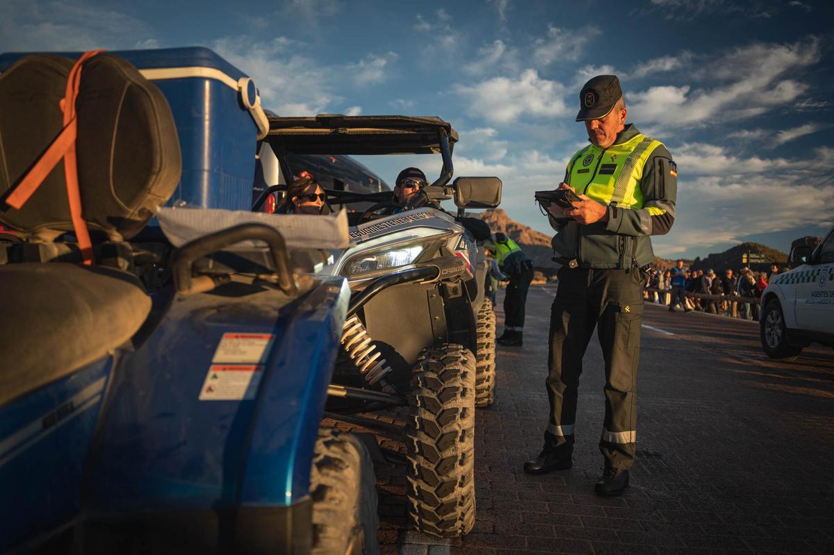 Control de vehículos por la Guardia Civil en el Parque Nacional del Teide
