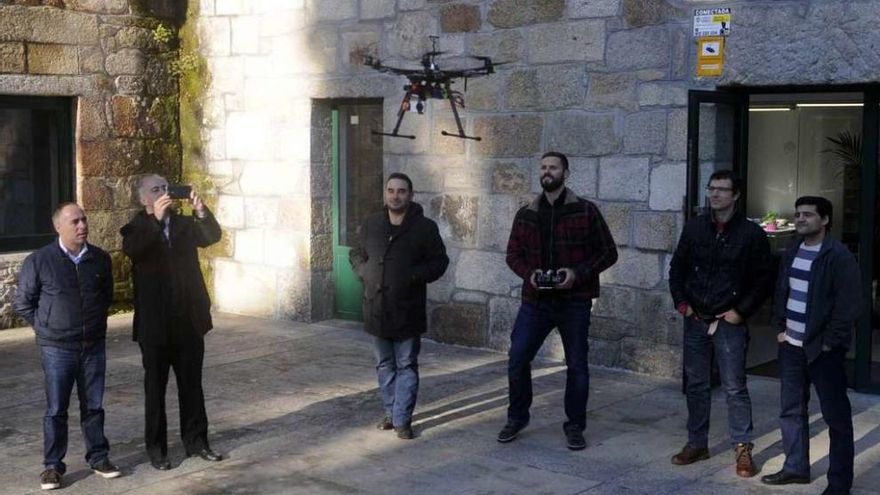 Durán observa como se manejan los drones a las puertas del pazo de Vista Real. // Noé Parga