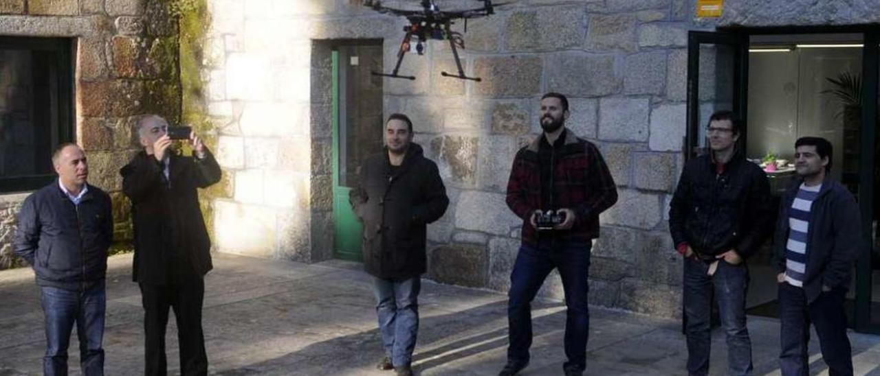 Durán observa como se manejan los drones a las puertas del pazo de Vista Real. // Noé Parga