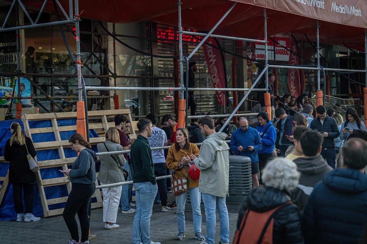 El Media Markt de diagonal con Francesc Macià ha servido como punto de conexión para transeuntes que buscaban