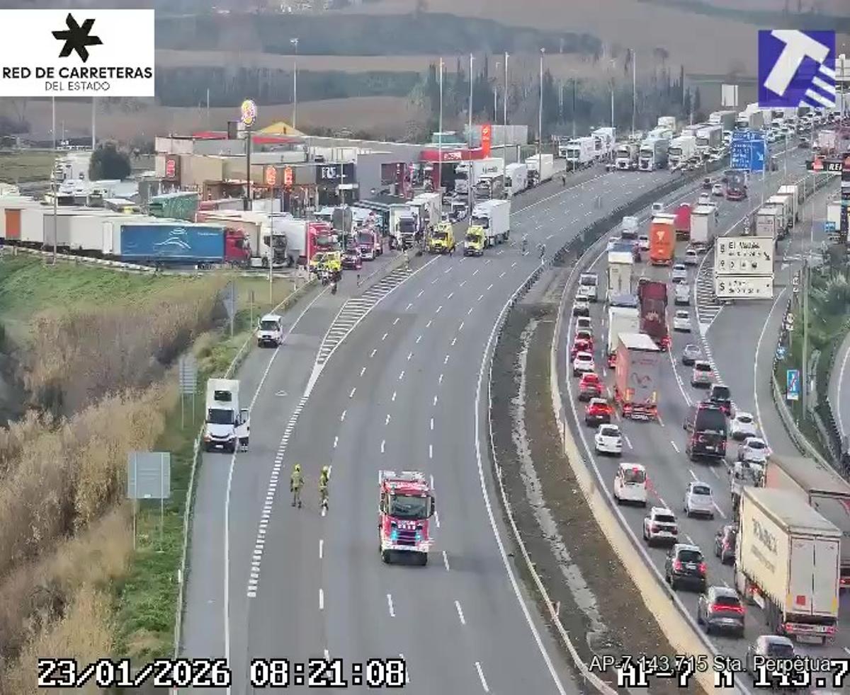 Imagen del accidente entre camiones en la AP-7 dirección Girona