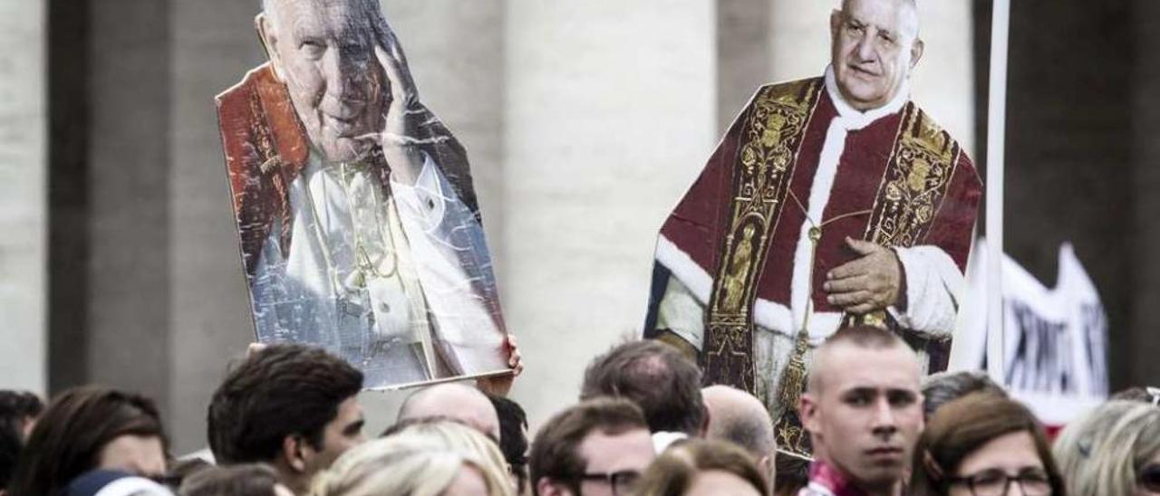 Un grupo de personas, en la canonización de Juan XXIII y Juan Pablo II, en abril de 2014. // Efe