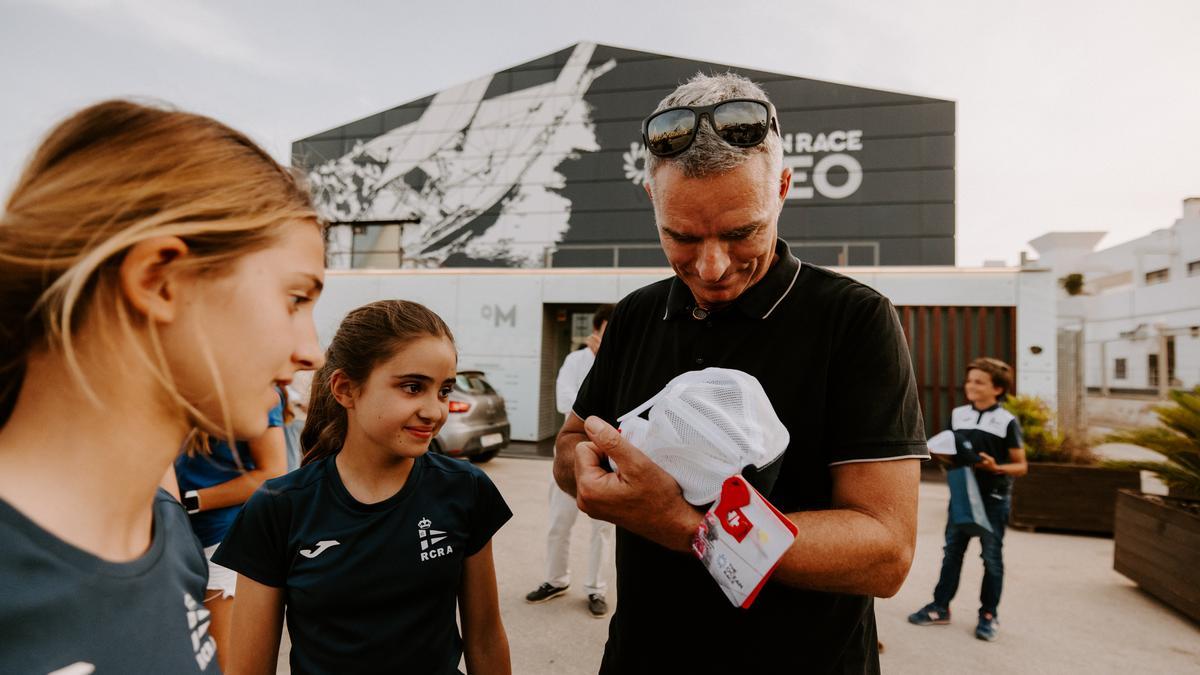 Pepe Ribes firmando autógrafos en gorras oficiales Helly Hansen The Ocean Race 