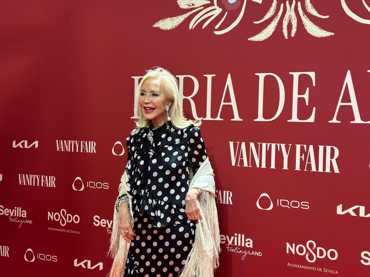 Carmen Lomana, luciendo el mantón de color marfil que llevó en su boda.